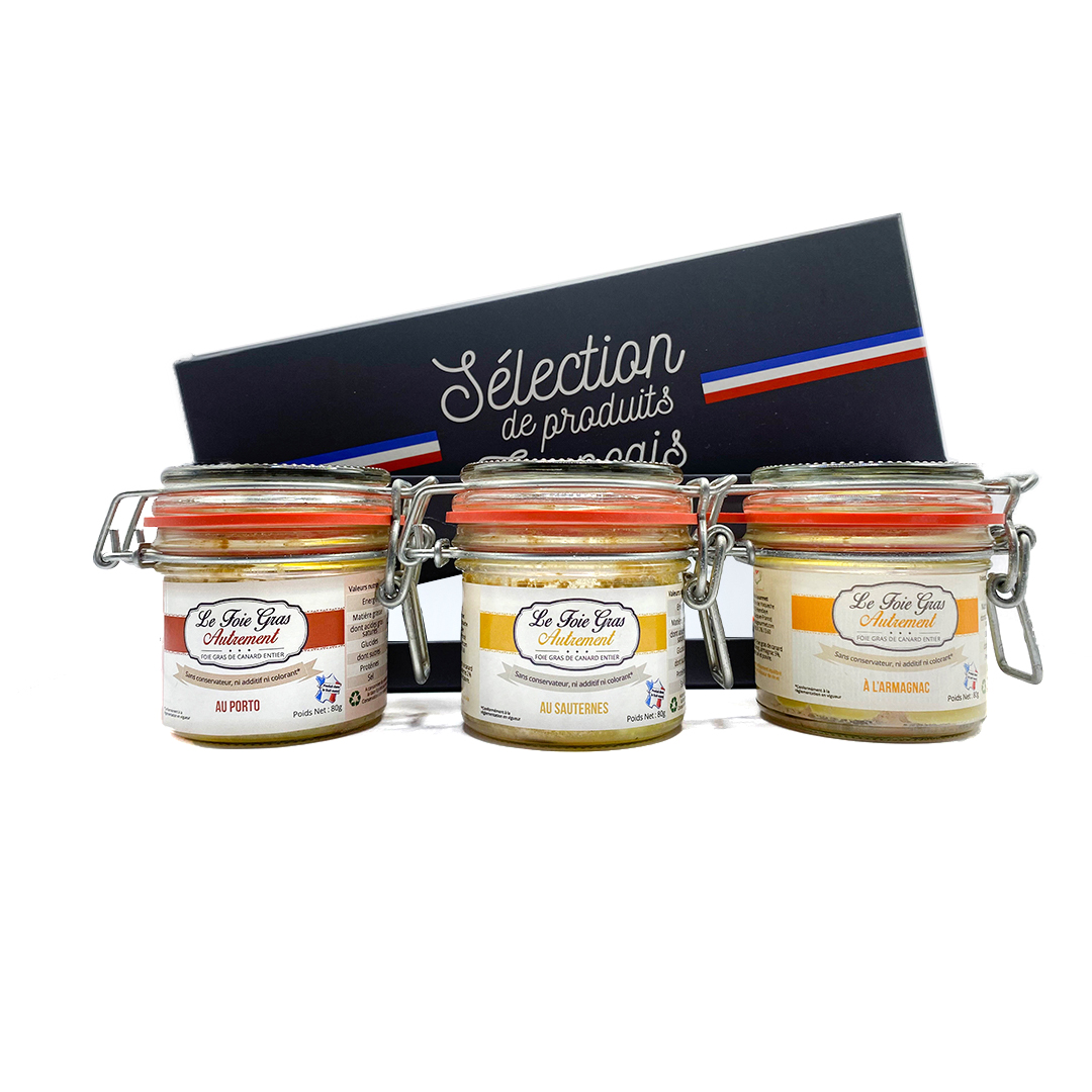 alt Nuestro Cofanetto Meraviglie Profumate es un immagine mostra tre vasetti di foie gras infusi con Armagnac, Sauternes e Porto, accuratamente allineati davanti a una scatola di presentazione che ne evidenzia l'origine francese. Questa selezione celebra la fusione di sapori classici e liquori raffinati.